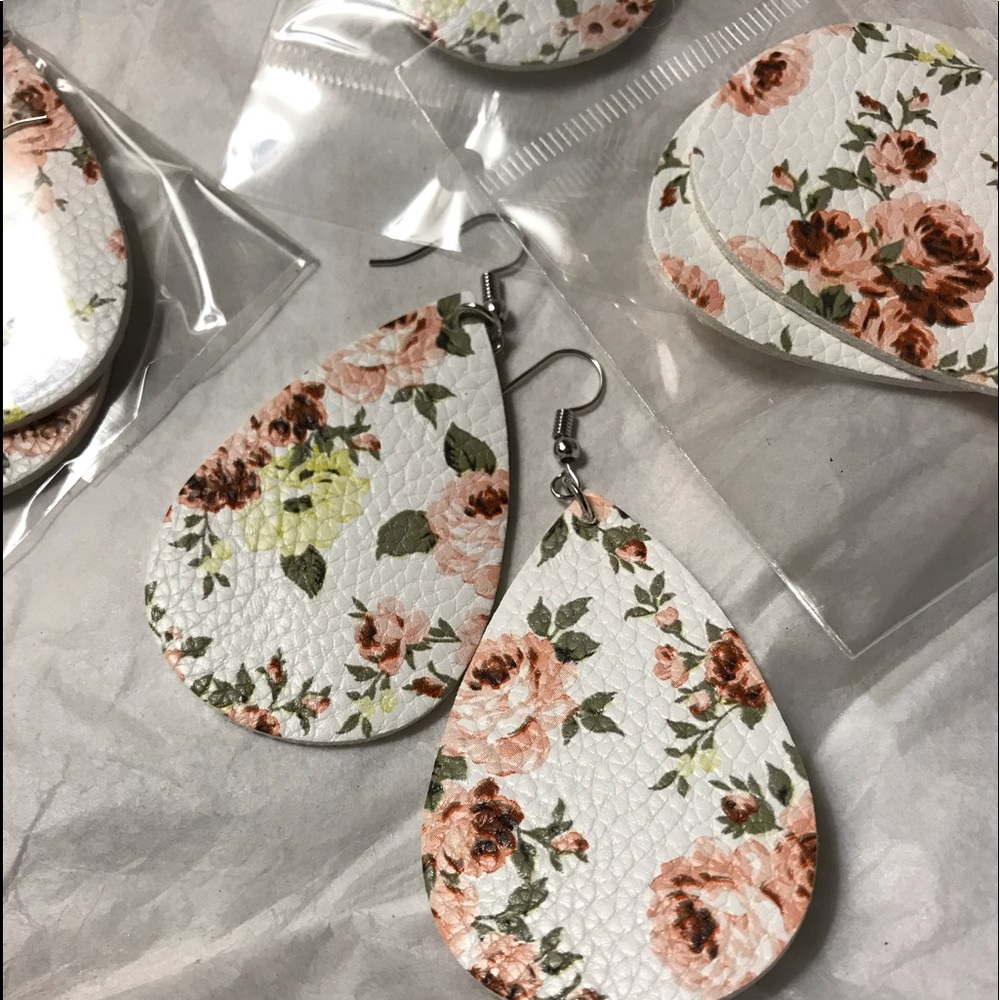 Woman’s pierced leather summer flowers earrings